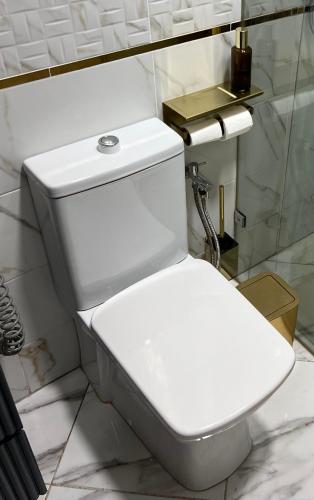a bathroom with a white toilet in a room at Nara luxe 3 Berkane in Berkawe