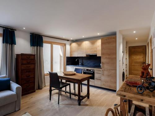 un salon avec une table et une cuisine dans l'établissement Serac Appartement au coeur de la vanoise, à Champagny-en-Vanoise