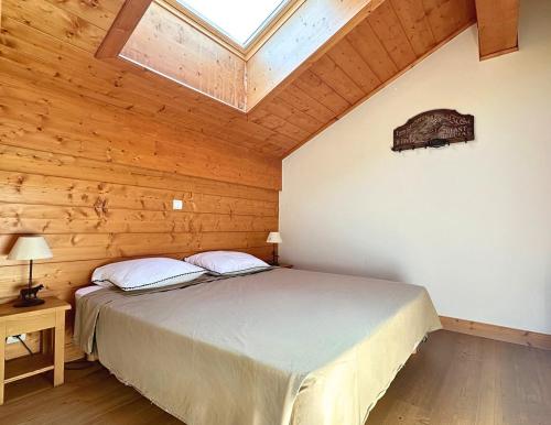 une chambre avec un lit dans une pièce en bois dans l'établissement Mira, Vue Exceptionnelle confort piscine, Spa, à Champagny-en-Vanoise