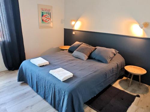 une chambre avec un grand lit avec deux serviettes dessus dans l'établissement LE SUNSET - Face Mer, à Les Sables-dʼOlonne