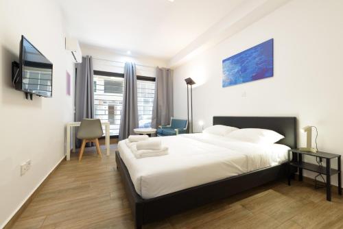 Stylish elevated ground floor studio with yard