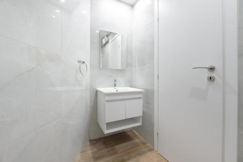 Stylish elevated ground floor studio with yard