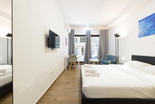 Stylish elevated ground floor studio with yard