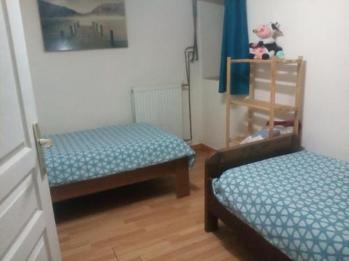 une chambre avec deux lits jumeaux dans une pièce dans l'établissement echte plattelandservaring in rust en ruimte, à Serrigny-en-Bresse