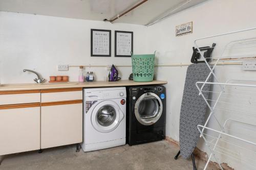 a laundry room with a washer and dryer at 4-Bed House sleeps 8 Groups & Work Stays in Penrith