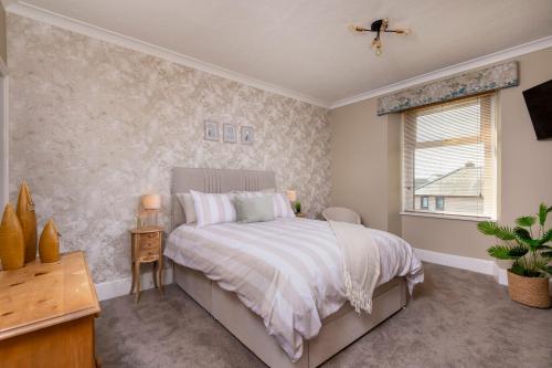 a bedroom with a bed and a window at 4-Bed House sleeps 8 Groups & Work Stays in Penrith