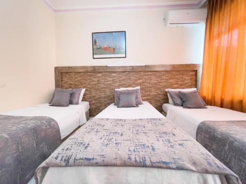 Katil atau katil-katil dalam bilik di Livane Beach Hotel