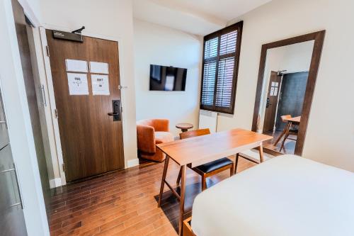 a living room with a table and a couch at Self Check-In Boutique Hotel - Quartier latin - Room 202 in Montréal
