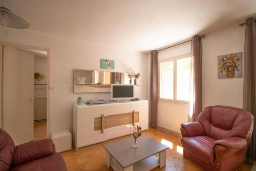 un salon avec deux chaises et une table dans l'établissement Isula Paradise, à Linguizzetta