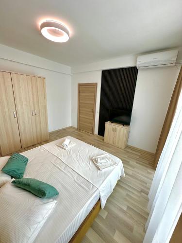 a bedroom with a large white bed in a room at Summerland Seaview Apartments in Mamaia