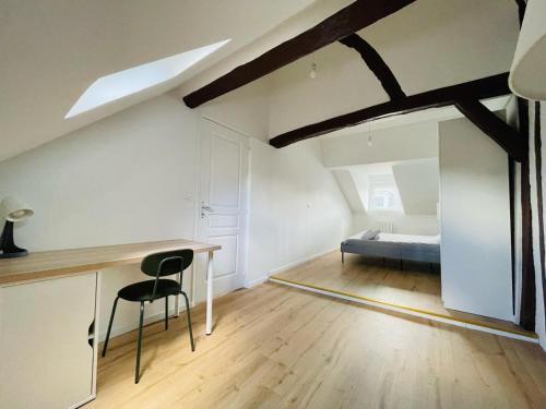 Cette chambre comprend un bureau et un lit. dans l'établissement Duplex Beauvoisine - 387, à Rouen
