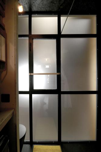 une porte coulissante en verre. dans l'établissement PATiny Lodge, à Augerolles