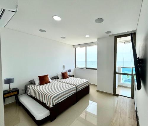 a bedroom with a bed and a window at Samaria Top Penthouse Frente al Mar in Gaira