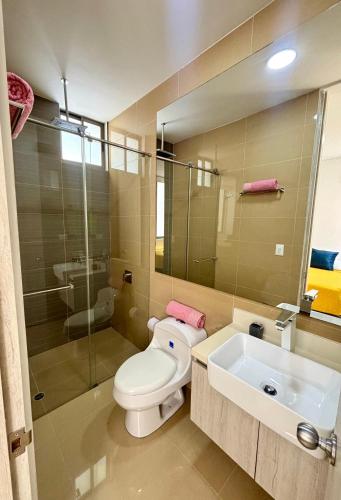 a bathroom with a toilet and a sink and a tub at Samaria Top Penthouse Frente al Mar in Gaira