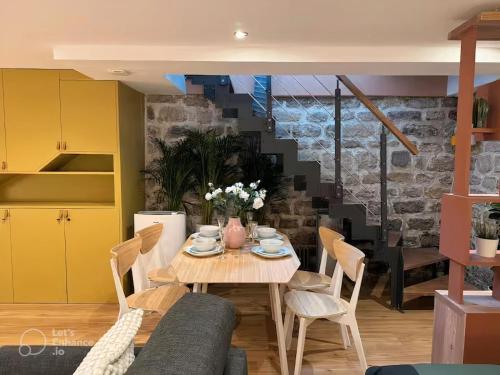 une salle à manger avec une table et des chaises dans l'établissement Le Nid Secret - Studio charmant au cœur de Paris, à Paris