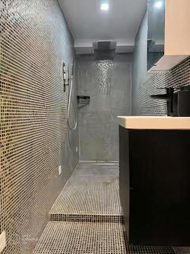 une salle de bain avec une douche avec un lavabo et une douche dans l'établissement Le Nid Secret - Studio charmant au cœur de Paris, à Paris