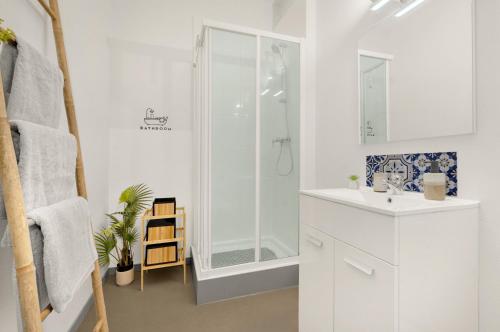 a white bathroom with a shower and a sink at Le Capitole - Hyper Centre - Cosy - WIFI in Toulouse