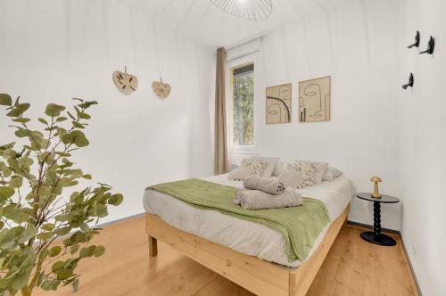 a bedroom with a bed with towels on it at Le Capitole - Hyper Centre - Cosy - WIFI in Toulouse