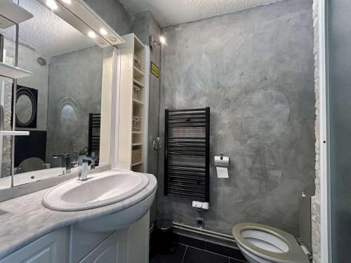 une salle de bain avec un lavabo et des toilettes dans l'établissement studio - CAP D'AGDE CT520-002, au Cap d'Agde
