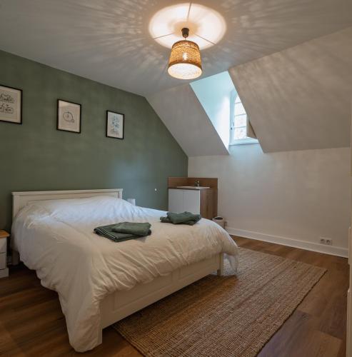 - une chambre avec un lit blanc et un plafond dans l'établissement Le Moulin, à Romilly-sur-Aigre