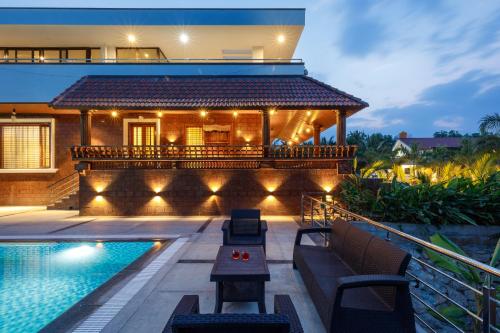 Bazén v ubytování Tranquil Arcadia by StayJadePool6BHKLuxurious nebo v jeho okolí
