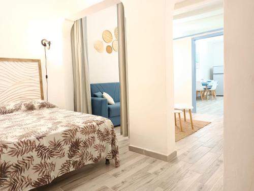 una camera da letto con un letto e uno specchio di Alghero Escape ad Alghero