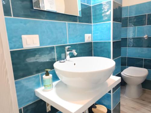un bagno con lavandino e WC di Alghero Escape ad Alghero