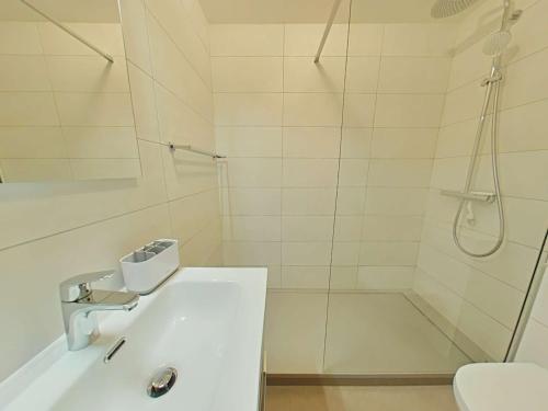 une salle de bain avec une douche, un lavabo et des toilettes dans l'établissement Studio cosy 4 pers au Grand-Bornand, près des pistes, animaux admis - FR-1-241-37, au Grand-Bornand