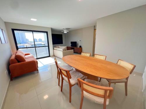 a living room with a wooden table and chairs at Luxuoso apê recém reformado na Farolândia in Atalaia Velha