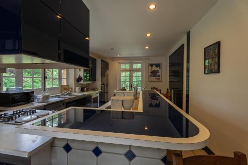 une cuisine avec un grand îlot au milieu dans l'établissement Le Moulin, à Romilly-sur-Aigre