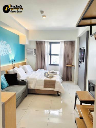 une chambre avec un lit et un canapé dans l'établissement Good Life Luxury Condo, à Sampong