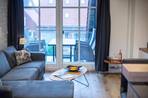 a living room with a couch and a table at Winkelschiffchen V im Ortszentrum Juist in Juist