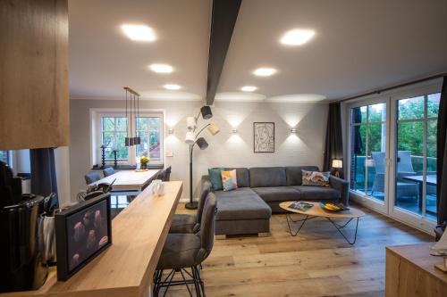 a living room with a couch and a table at Winkelschiffchen V im Ortszentrum Juist in Juist