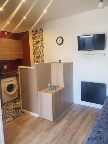 un salon avec un comptoir et une horloge sur un mur dans l'établissement Chaillot 3, à Saintes