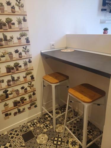 une cuisine avec un comptoir et deux tabourets dans l'établissement Chaillot 3, à Saintes