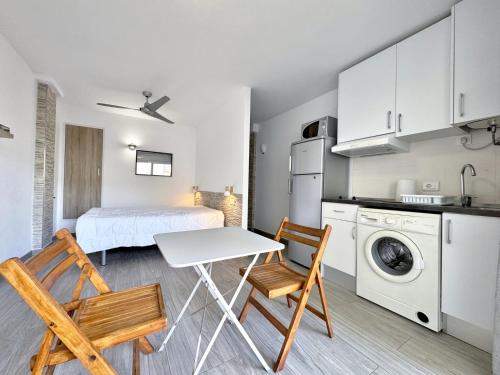 Estudio cerca de la playa con terraza AV-76