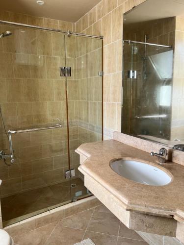 Bilik mandi di Luxury Beach Villa With Private Pool