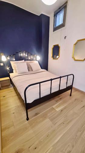 une chambre avec un grand lit avec des lumières dessus dans l'établissement TOPAZE Centre-ville, WIFI, à Avignon