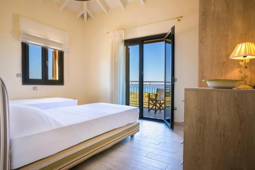 מיטה או מיטות בחדר ב-Orion Luxury Villa