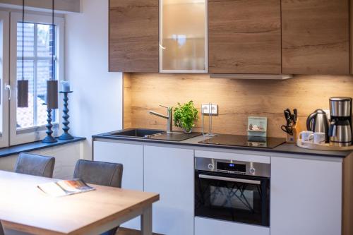a kitchen with a sink and a table at Winkelschiffchen V im Ortszentrum Juist in Juist