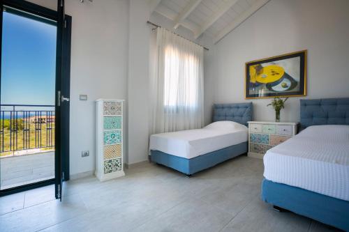 Кровать или кровати в номере Seirios Luxury Villa