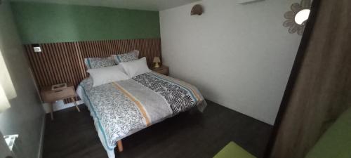 une petite chambre avec un lit dans une pièce dans l'établissement Charmant t2 plein pied, à La Celle-sous-Gouzon