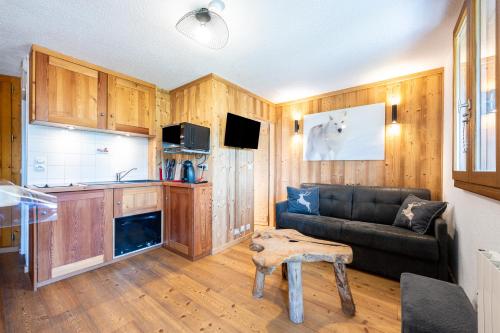 un salon avec un canapé et une table dans l'établissement victorsun2, à La Clusaz