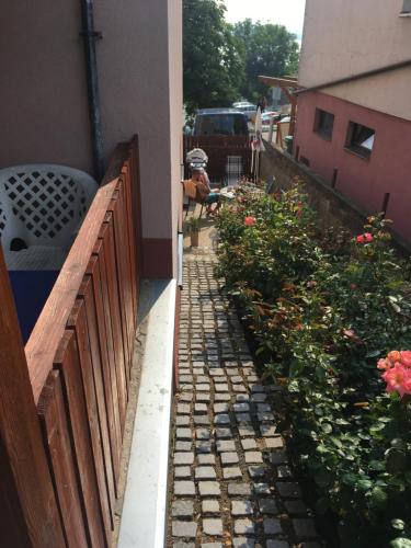 a garden with a fence and flowers next to a house at Apartma Zlatuška in Pavlov