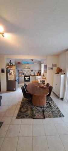un salon avec une table et une cuisine dans l'établissement vacances plein sud, à Narbonne-Plage
