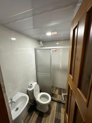 a bathroom with a toilet and a sink at Paisaje Andino Salento in Salento
