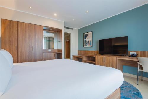 Una televisión o centro de entretenimiento en DoubleTree by Hilton Malta