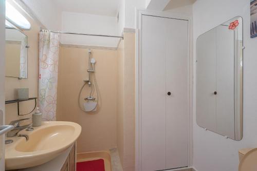 une salle de bain avec un lavabo et une douche dans l'établissement L'Echappée Royannaise, à Royan