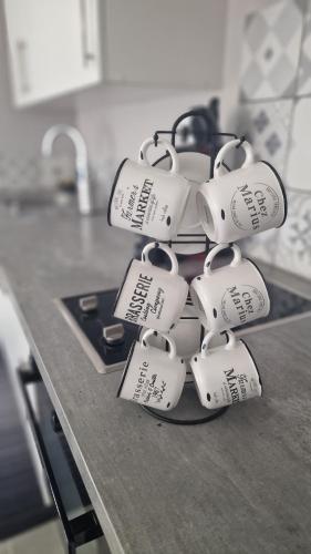 un groupe de tasses à mesurer sur un comptoir de cuisine dans l'établissement Marguerite - Charme et confort, à Orange