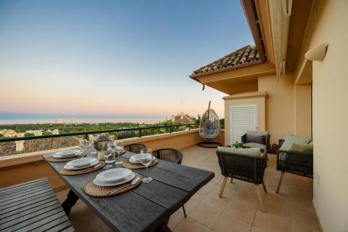 Apartment, with large private terrace and panoramic sea views, in Elviria Hills, Marbella